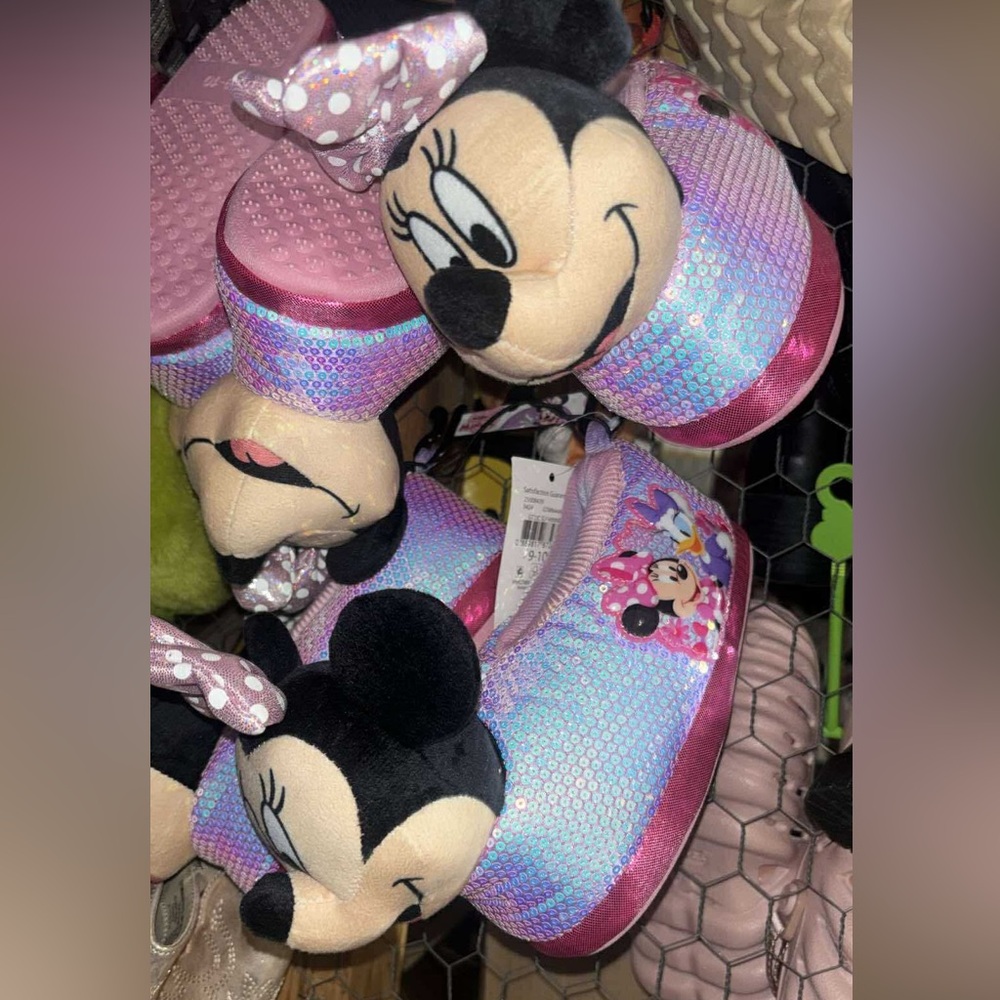 Minnie Mouse Kids Slippers - Pink and Black 9/10